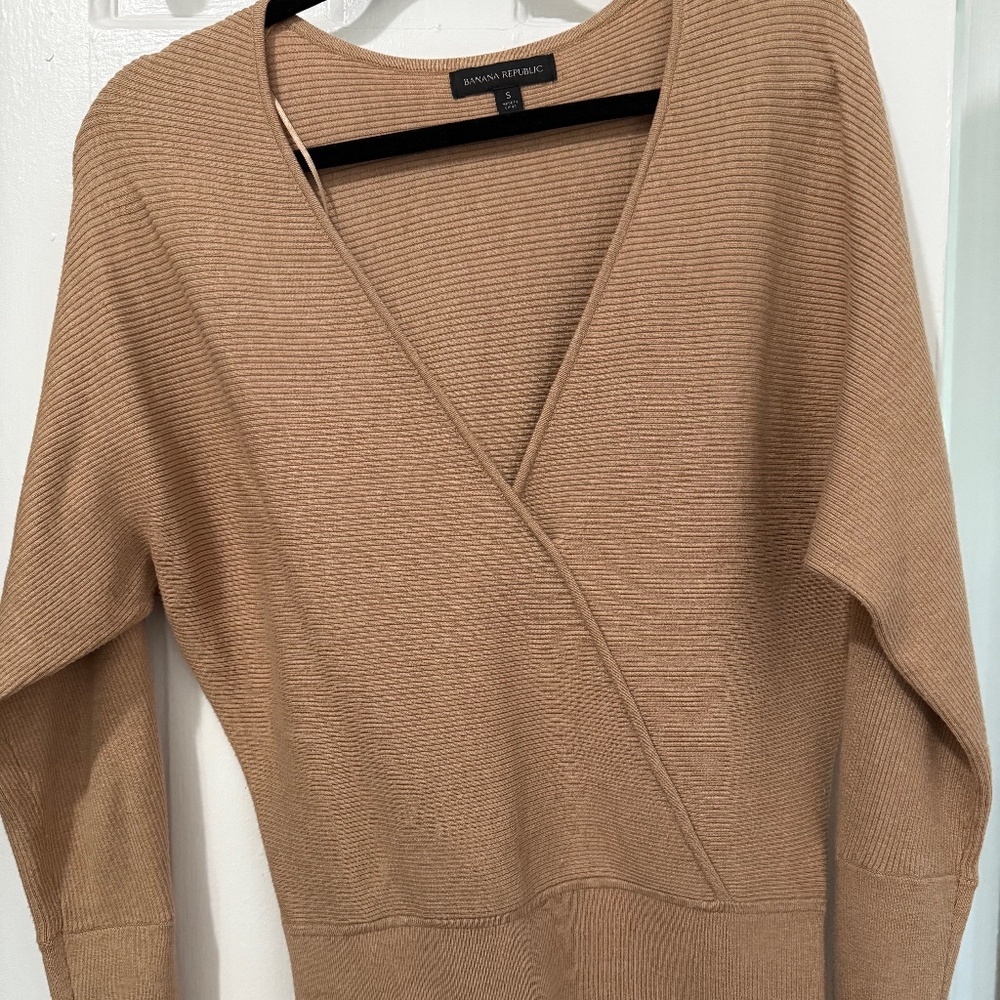 Banana Republic V neck camel textured sweater